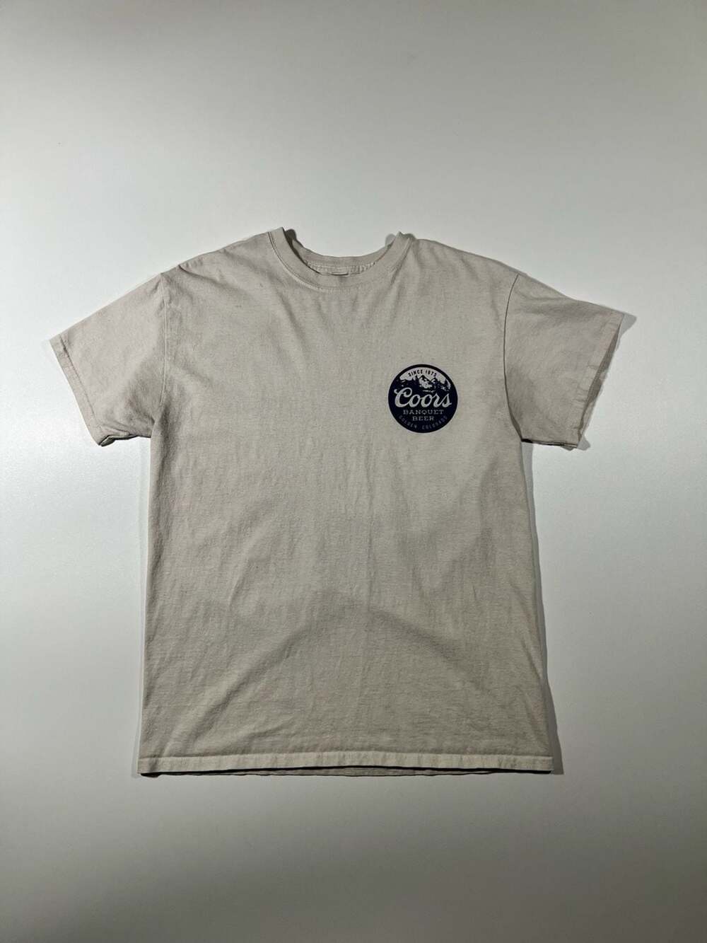 Coors Banquet Beer Mountains Nature Graphic T-Shirt Cream Men's Medium